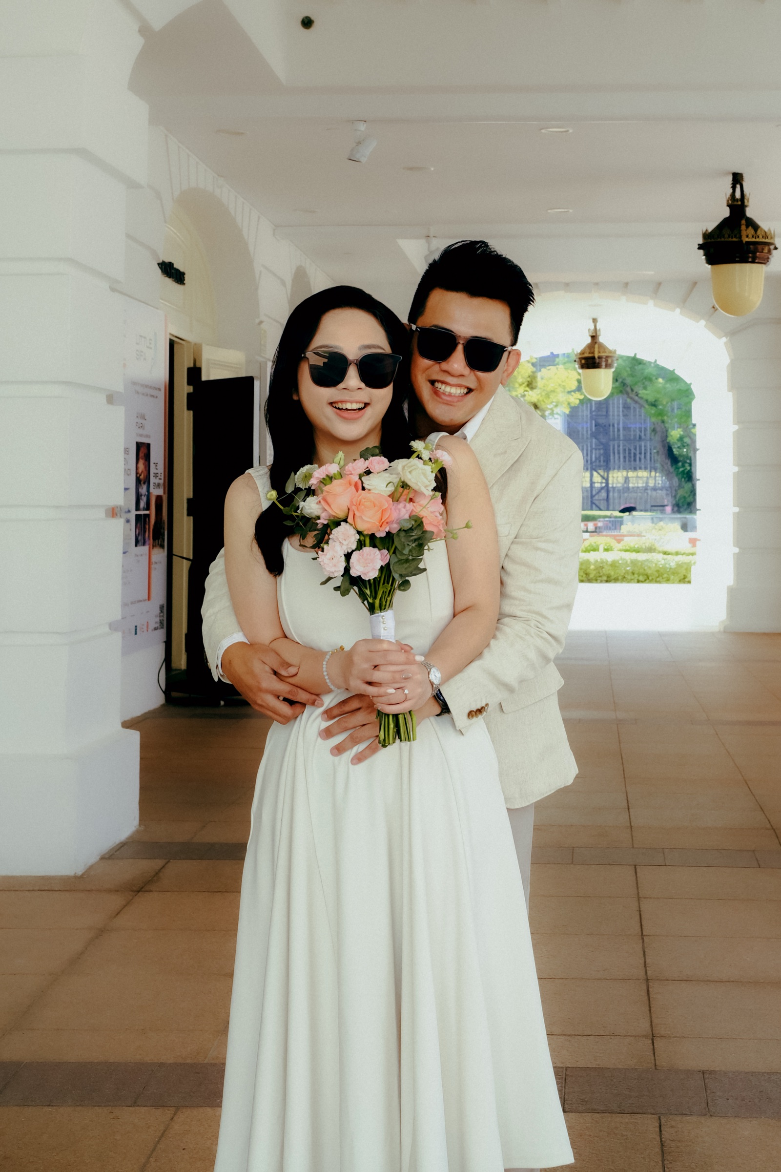 Teck Seng and Li Ting holding flowers