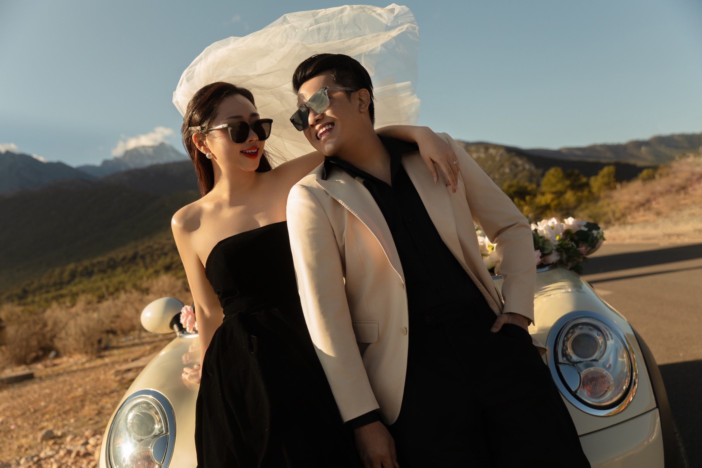 Teck Seng and Li Ting beside the wedding car